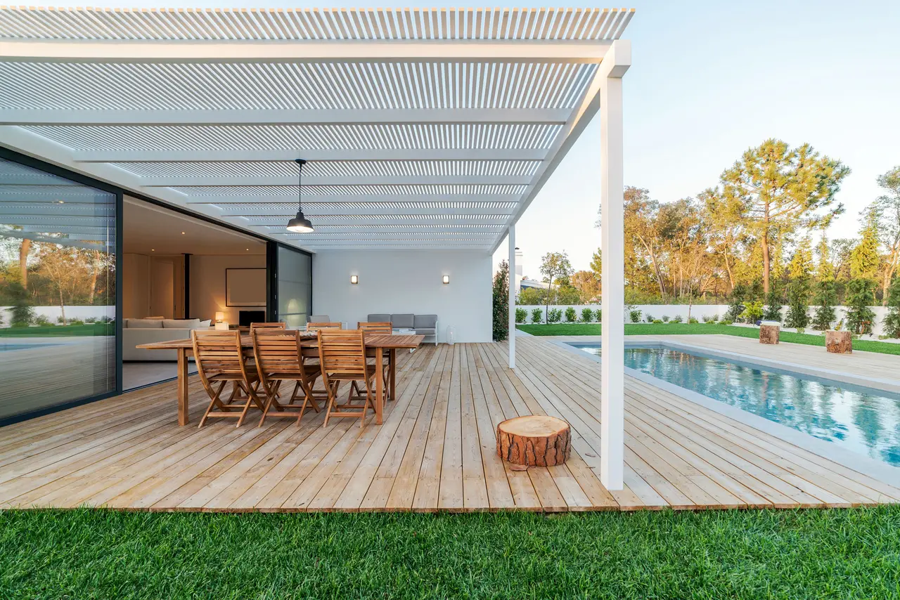 Überdachte Terrasse mit Esstisch am Pool