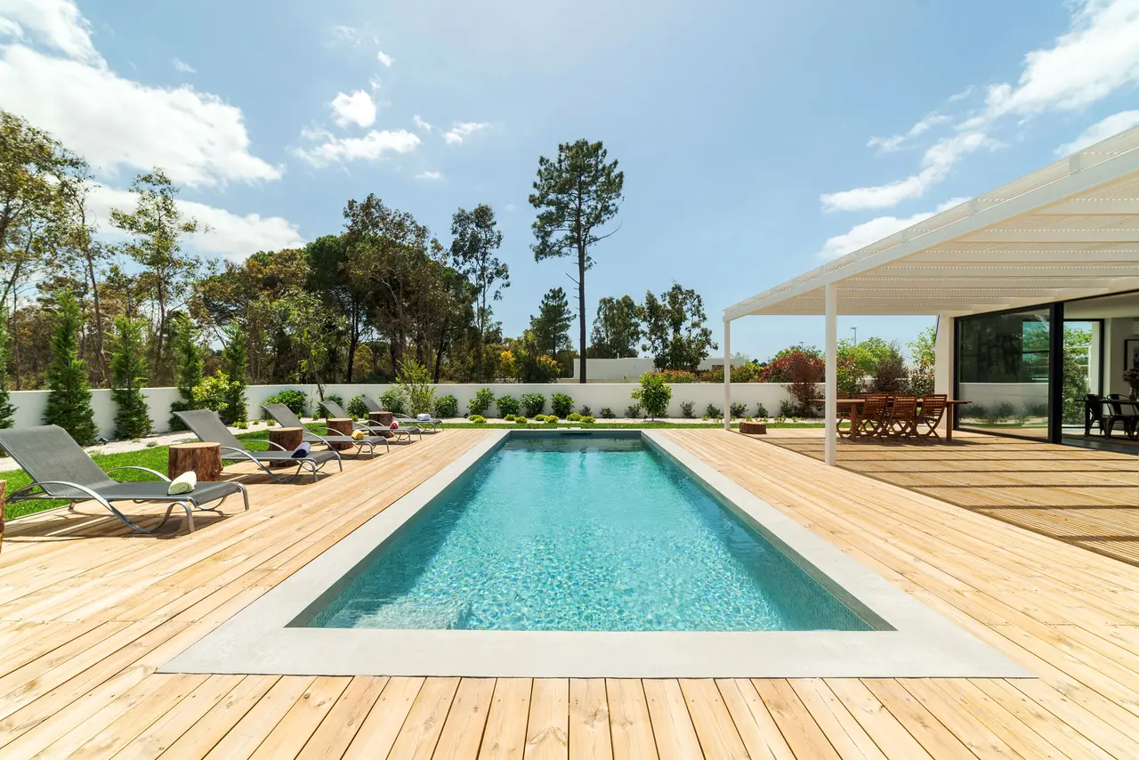 Pool mit Liegen vor dem Haus