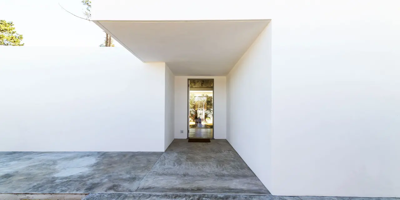 Hof mit Eingang in Sichtbeton