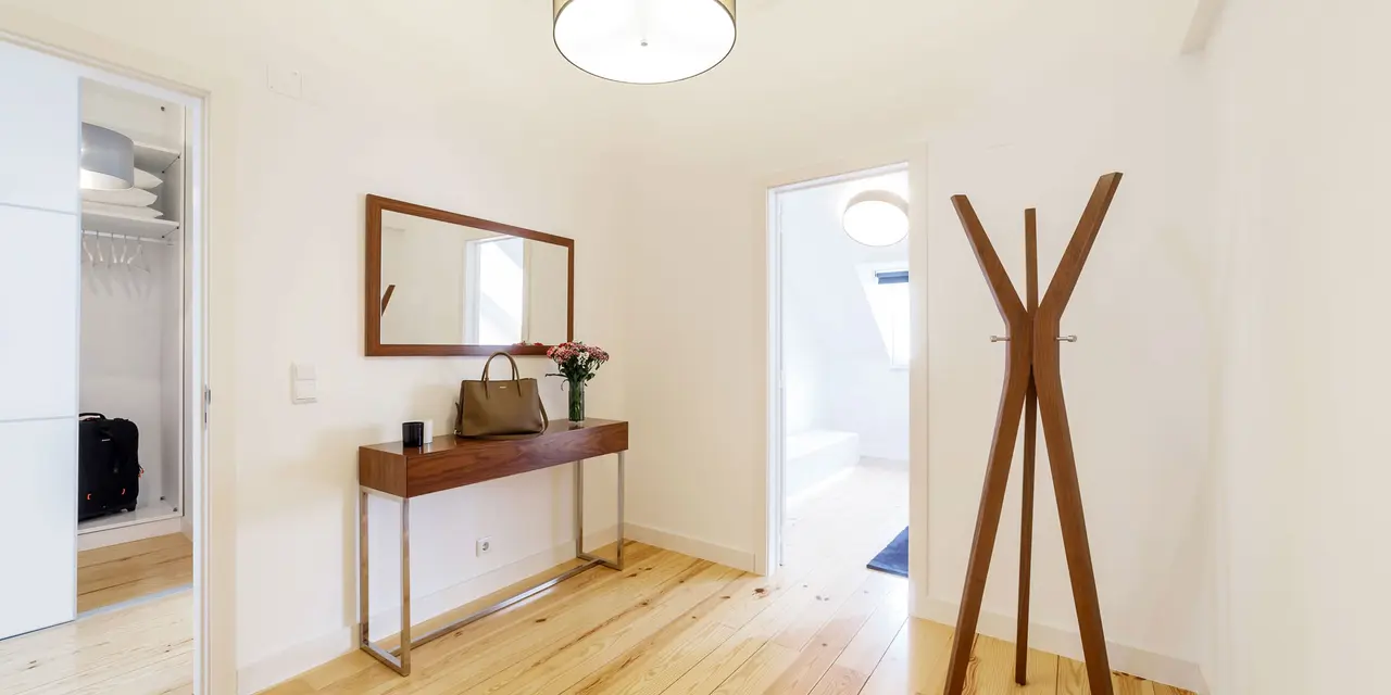 Flur mit Konsole und Garderobe