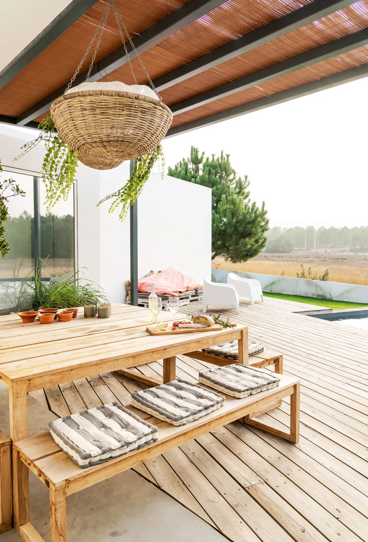 Holztisch unter der Pergola