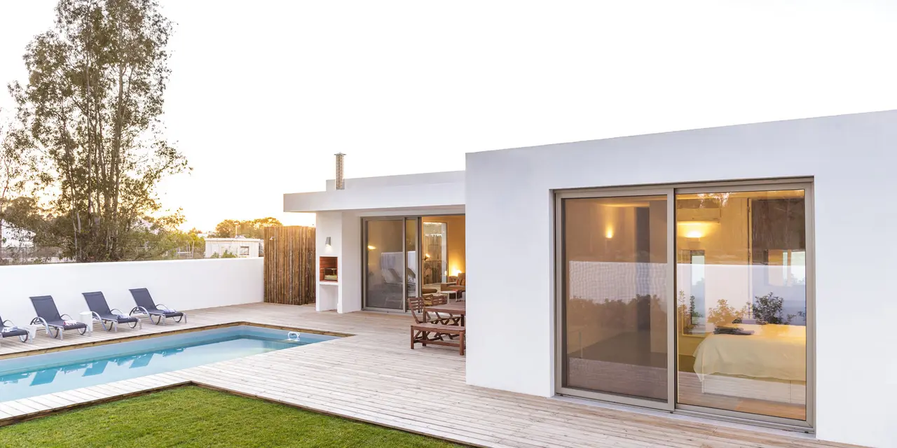 Haus mit Pool und großer Fensterfront