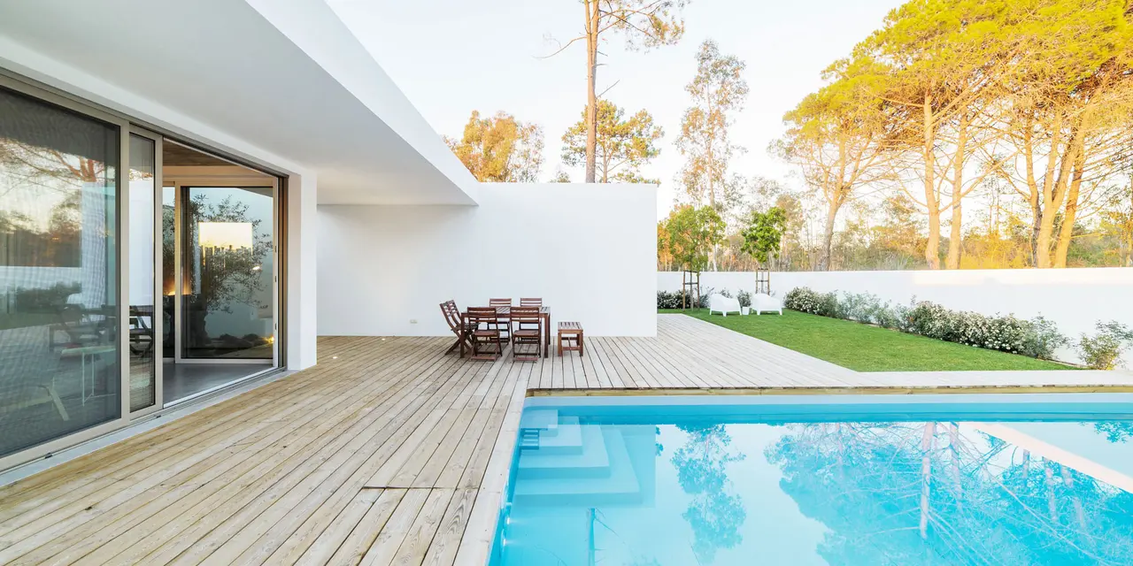 Pool am Holzdeck