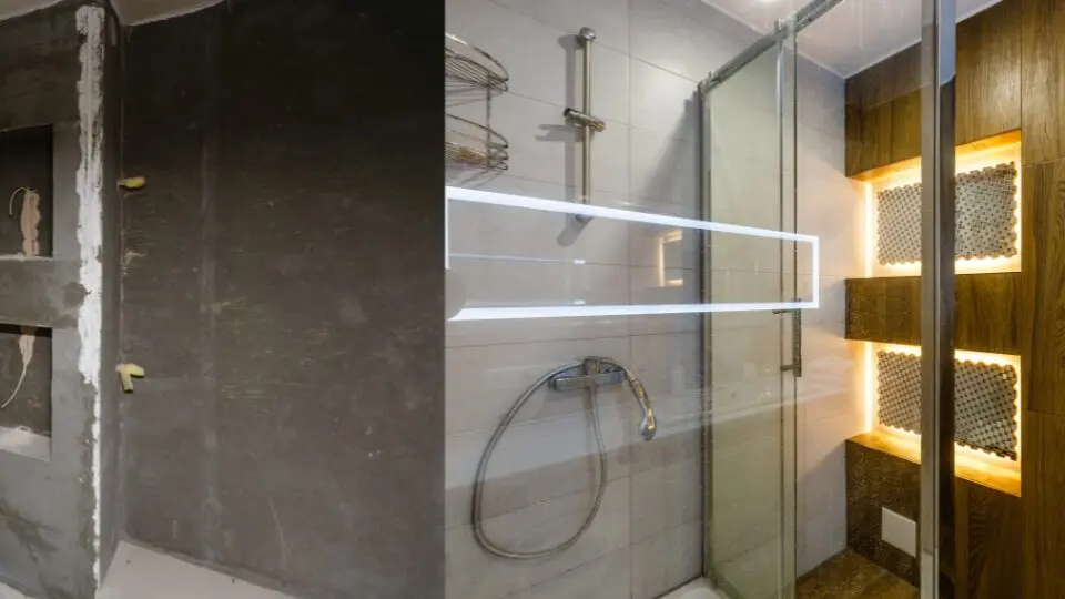 Modernisiertes Bad mit Glasdusche